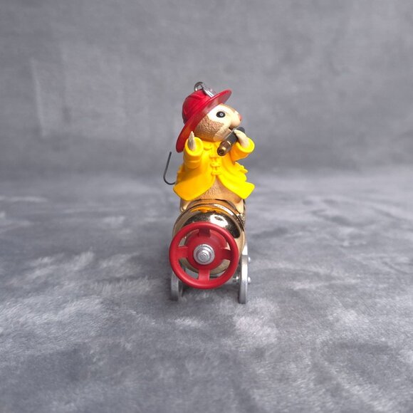 Vintage Hallmark Keepsake Ornament Firefighter Mouse On Fire Truck 1998 - Picture 5 of 8